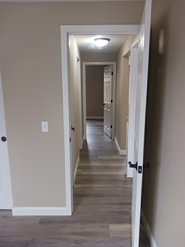 Building Photo - 430 Sara St