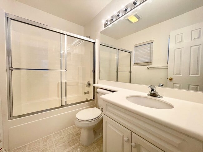 Building Photo - 2 Bedroom 2 Bath Condo with attached garage!