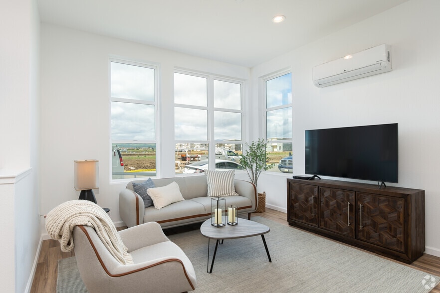 3BR, 2.5BA - 1872SF - 804 Eastwood Way