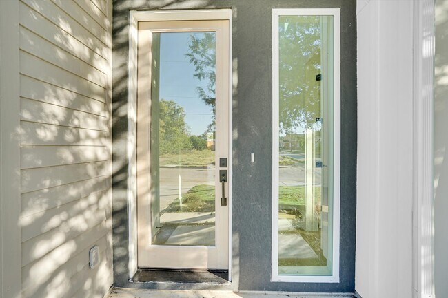 Building Photo - 1703 Nomas St