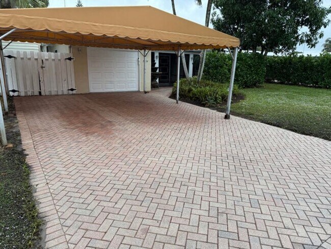 Building Photo - 2524 Gulfstream Ln