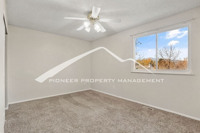 Building Photo - Huge Yard, Great Views, Perfect Location. ...