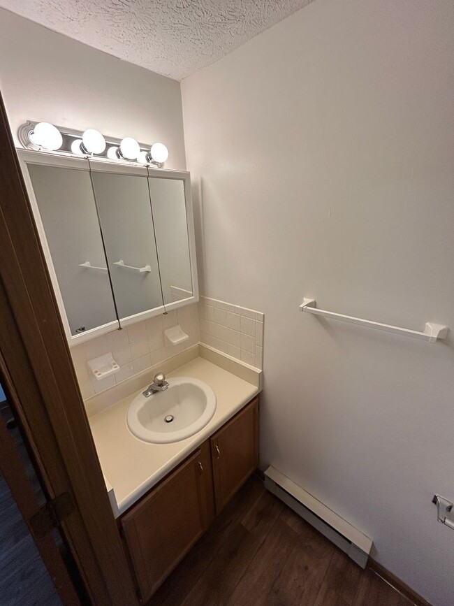 Building Photo - Spacious 2-Bedroom Living in a Quiet Commu...