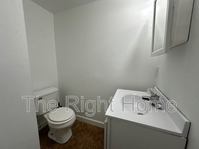 Building Photo - 3330 N 59th St