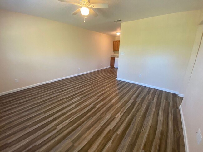 Building Photo - Economical 2Bed/1Ba Duplex Unit w/Bonus Ro...