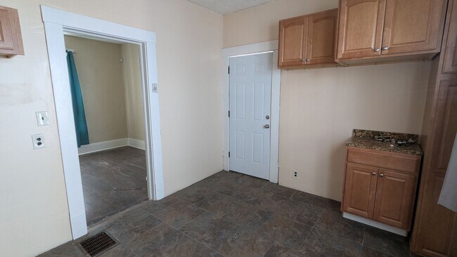 Building Photo - Discover this three-bedroom, one-bath home in Cleveland