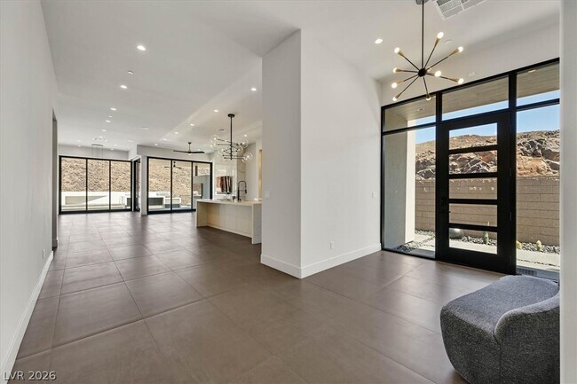 Building Photo - 692 Scenic Cliff Dr