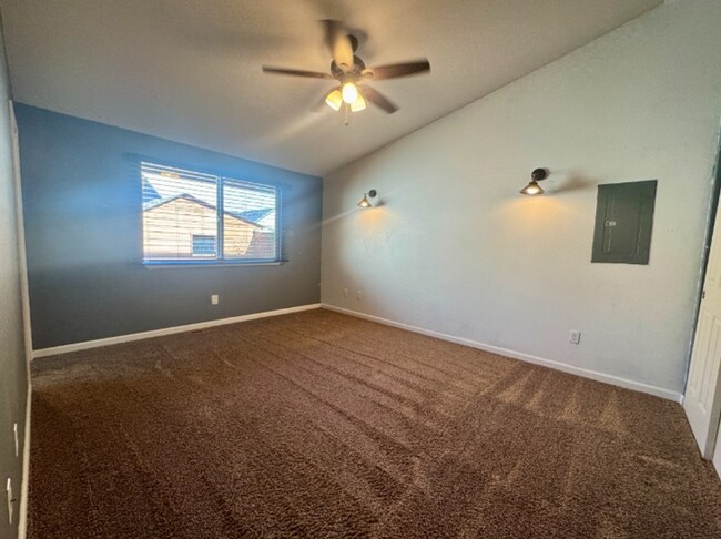 Building Photo - $500 Move In Discount! | 3 Bedroom 2 Bath ...