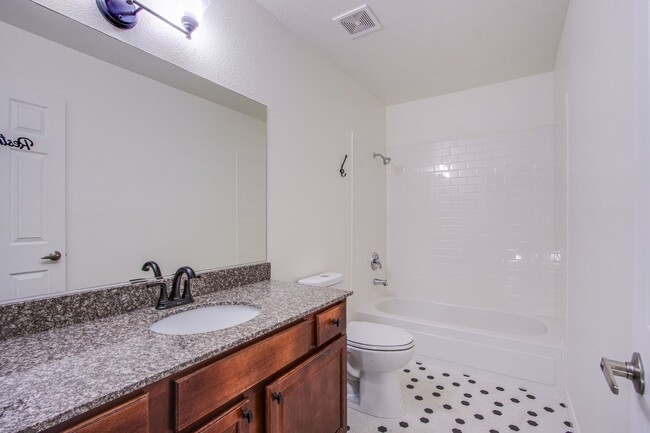 Building Photo - Gorgeous 1Bed/1Bath Condo located in The B...