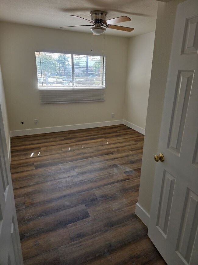 Building Photo - Special!! Newly renovated with new applian...