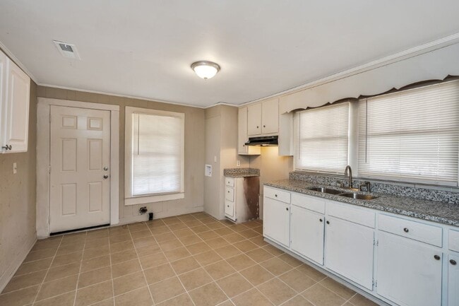 Building Photo - Spacious 4-Bedroom Beauty in Sylacauga – Huge Deck, Carport & Tons of Charm!