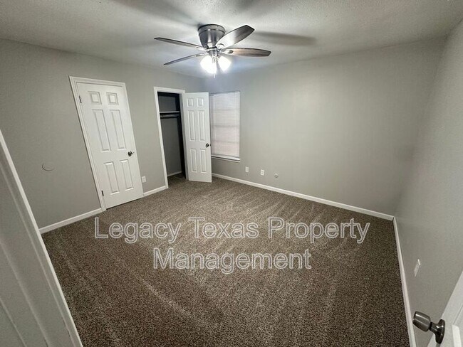 Building Photo - 1608 Sun Valley Dr