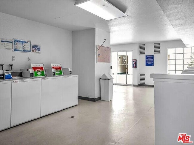 Building Photo - 5565 Canoga Ave