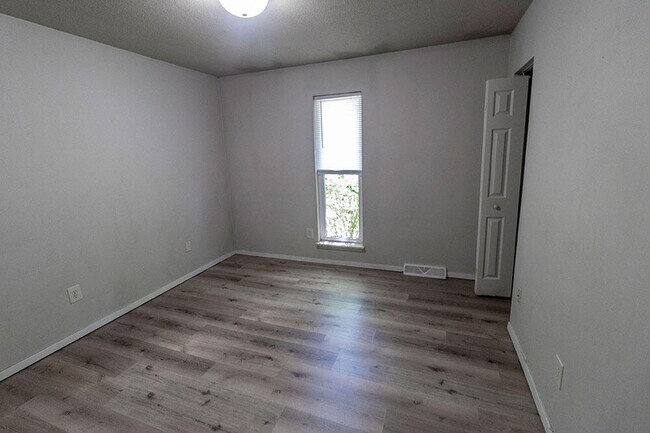 Building Photo - 216 Wheaton Ct