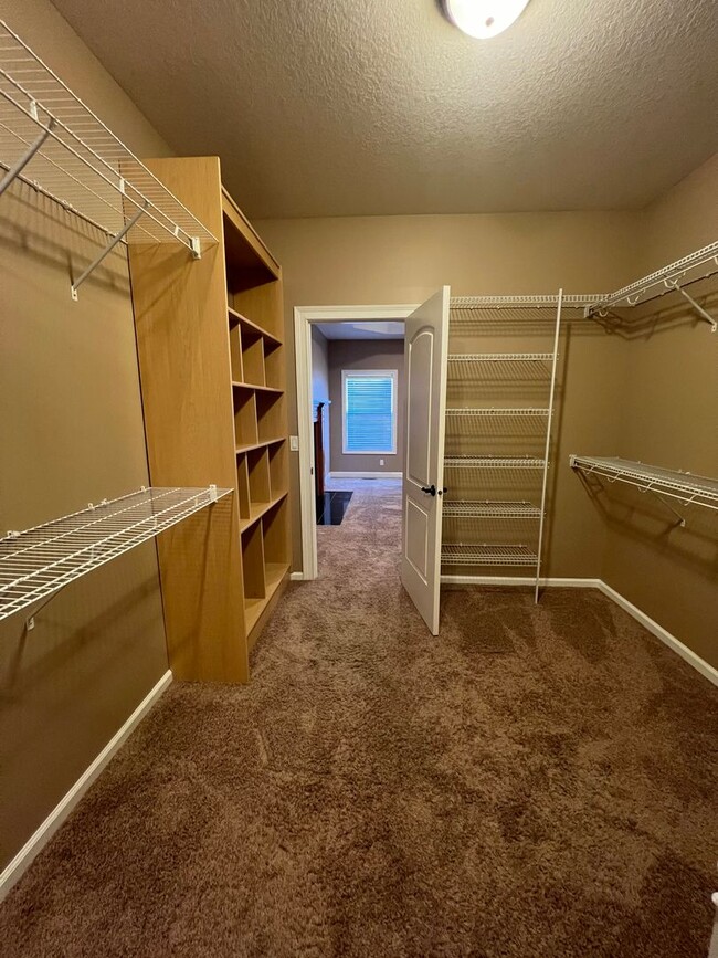 Building Photo - Luxurious 4-Bedroom Home in Fox Creek Subdivision!