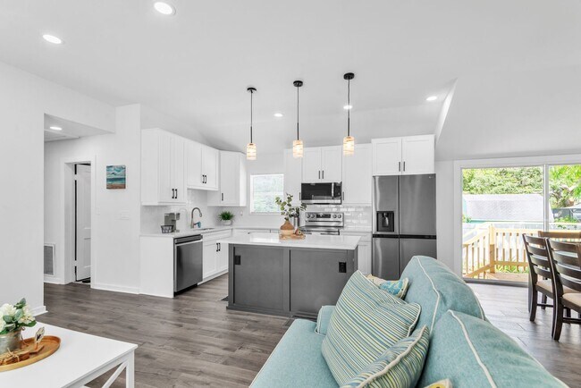 Building Photo - Charming 3BD/2BTH Home with Private Backya...
