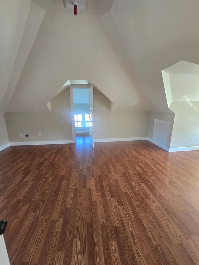 Building Photo - Spacious 5 Bedroom Home in Burlington - Available for Rent