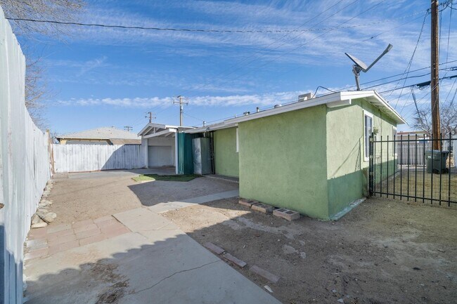 Building Photo - 44524 Cedar Ave