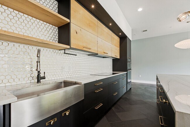 Building Photo - LUXURY TOWNHOME IN LONE STAR DISTRICT