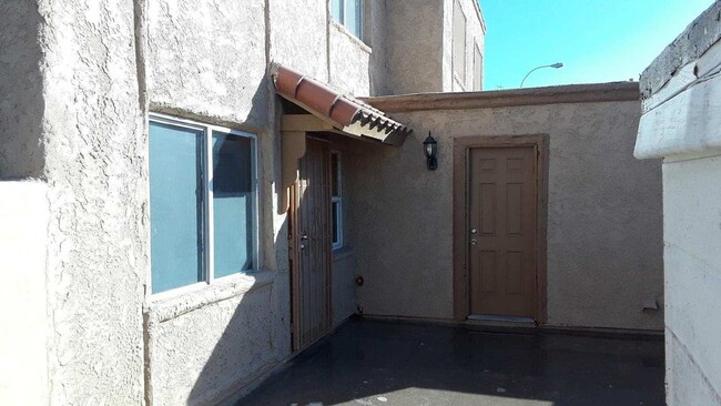 Building Photo - Fantastic 2 bedrooms and 1 bathroom Townho...