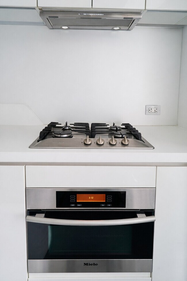 Building Photo - 101 Greenwich St