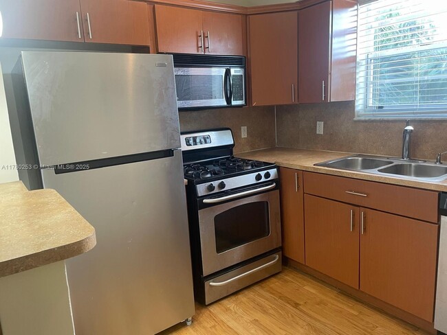 Primary Photo - 815 W 40th St