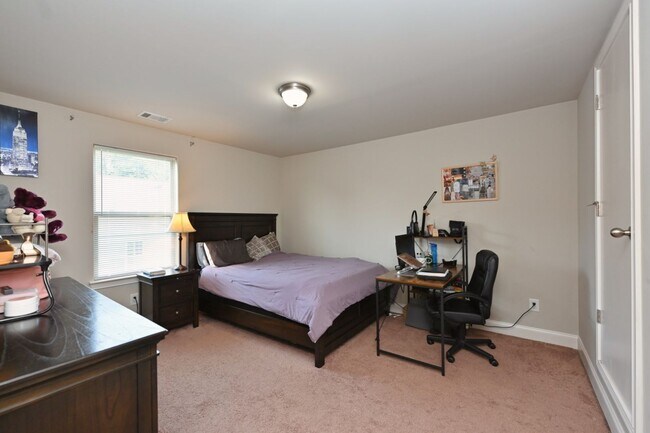 Building Photo - **2019-BUILT EXECUTIVE HOME IN A CUL-DE-SA...
