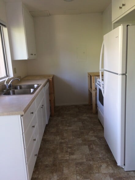 Kitchen - 1355 Bond St