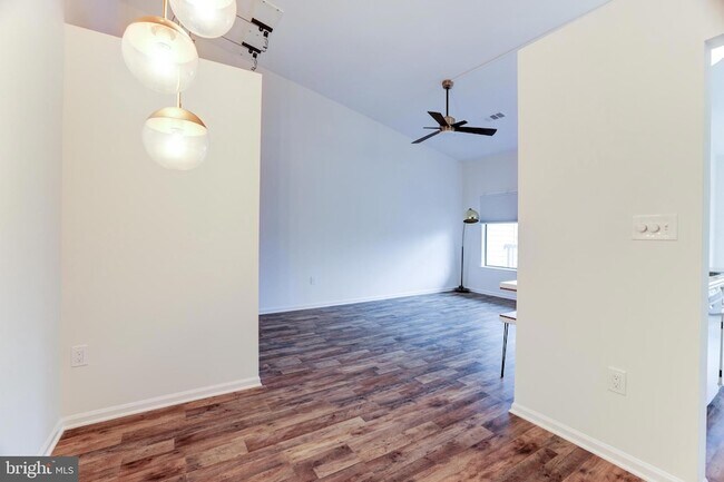 Building Photo - 9569 Coggs Bill Dr