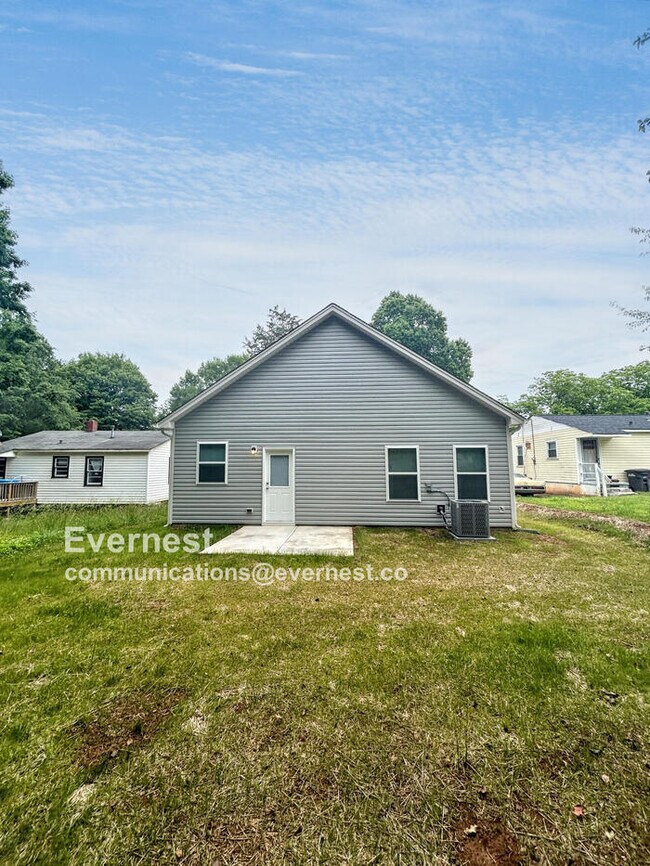 Building Photo - Charming 3-Bedroom Home with Comfortable L...