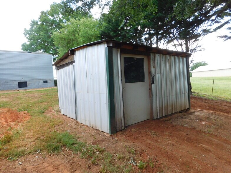 Out Building - 112 Donald Dr