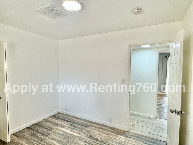 Building Photo - Stylish 3-Bedroom Home with Fenced Yard, S...