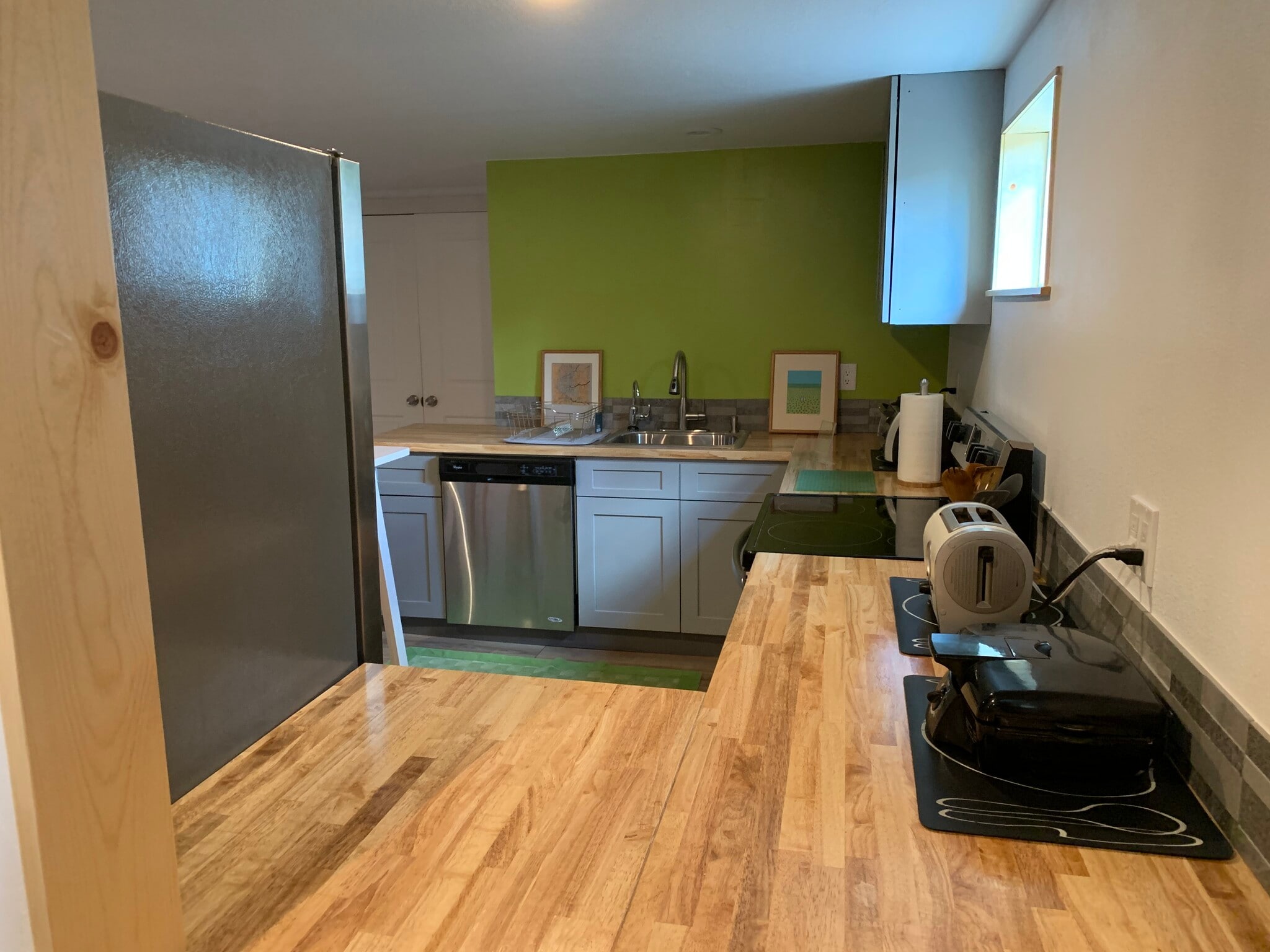 Modern kitchen fully equipped - 6915 Yates St