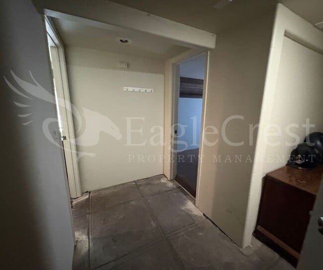 Building Photo - Large 8-Bedroom Home Across from Whitman College – Lawn Care Included