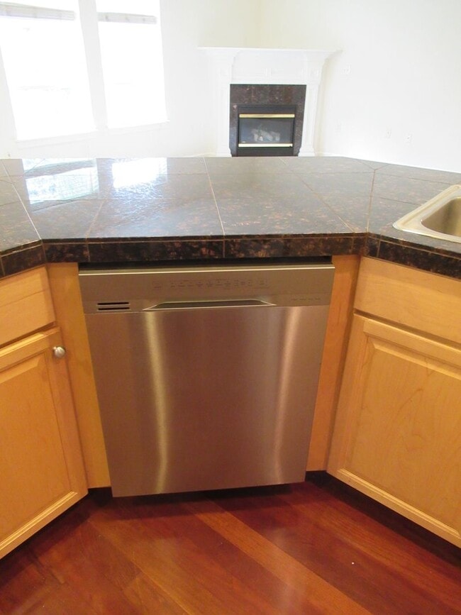 Building Photo - Large Four Bedroom in South Salem