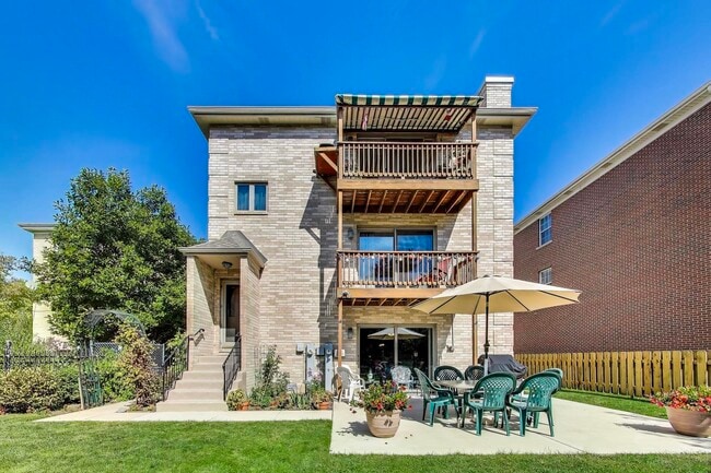 Building Photo - 1209 E Davis St