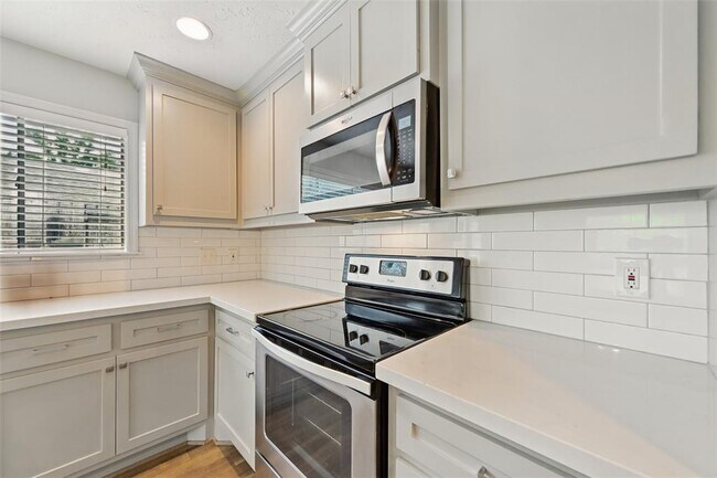 Building Photo - 4511 Ravine Dr