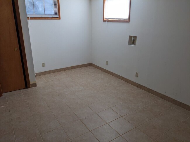 Building Photo - Large 3+ bedroom