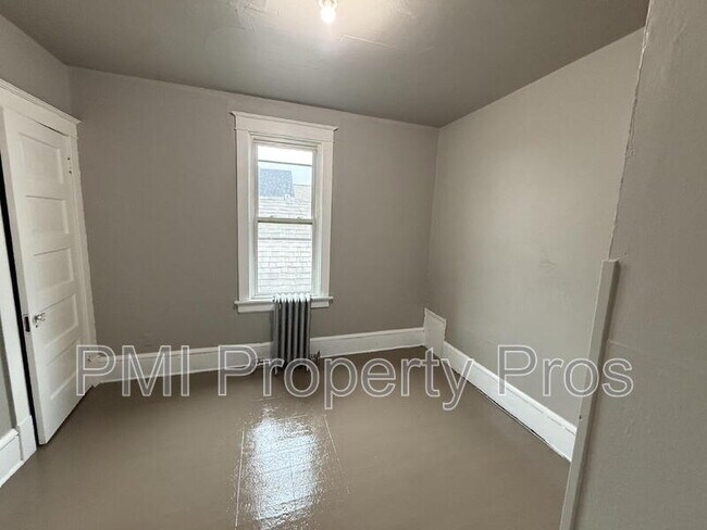 Building Photo - 1560 S 7th St