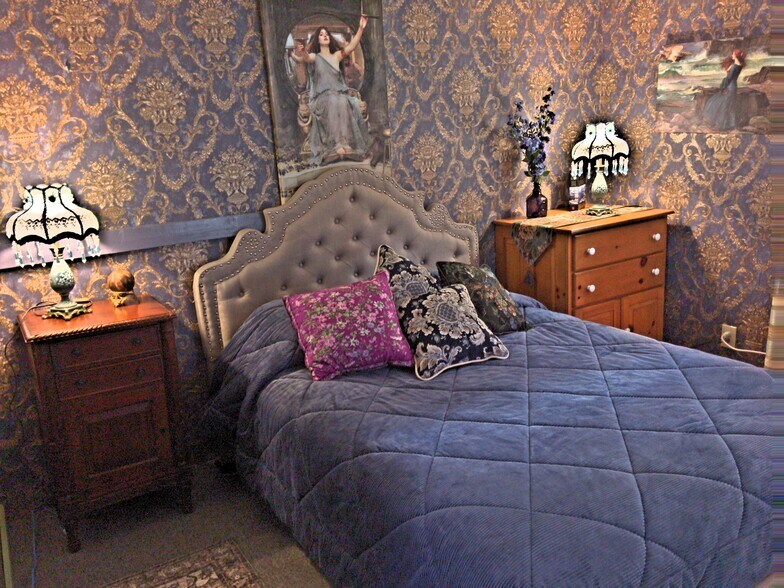 Master bedroom with Queen sized bed - 111 Causeway Rd