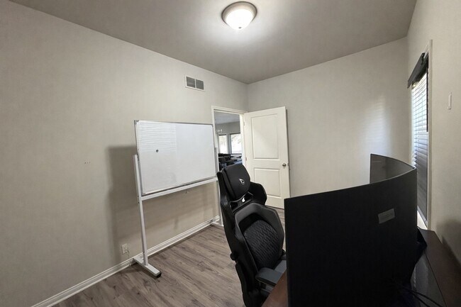 Building Photo - 13776 Grandeur Ave