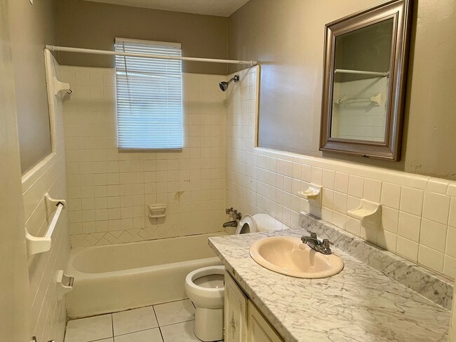 Building Photo - FOR RENT - 3 Bedroom, 1 Bath!