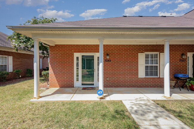 Building Photo - "Charming 2-Bed, 2-Bath Retreat in Charlot...