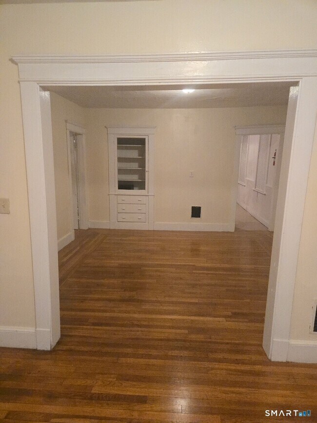 Building Photo - 867 Elm St