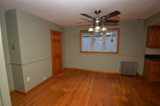 Building Photo - 146 Melrose St