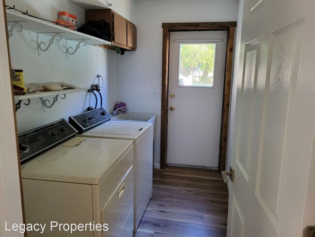 Building Photo - 4 br, 3 bath House - 110 W Graf St.