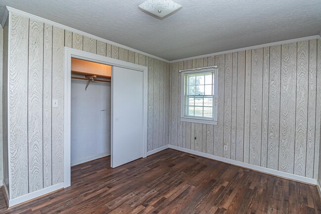 Building Photo - Brick Ranch in Pikeville! Lawn care included!