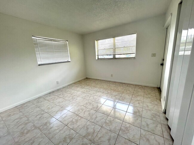 Building Photo - 6140 SW 41st Ct