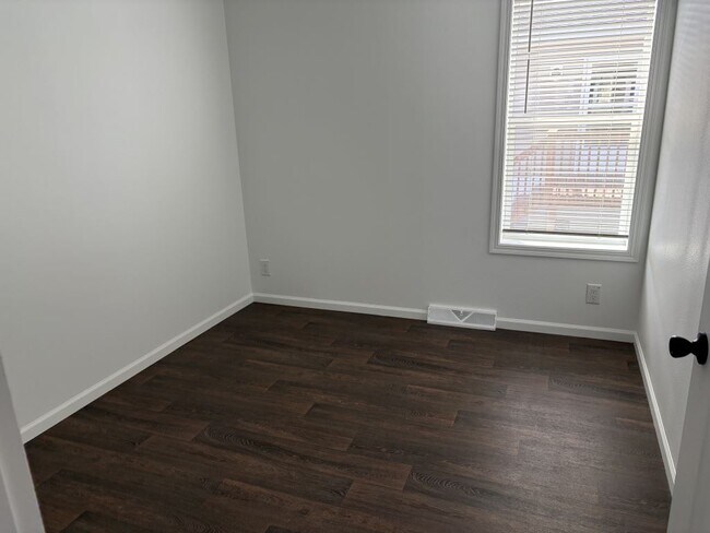 Building Photo - 13940 Burgundy Ave