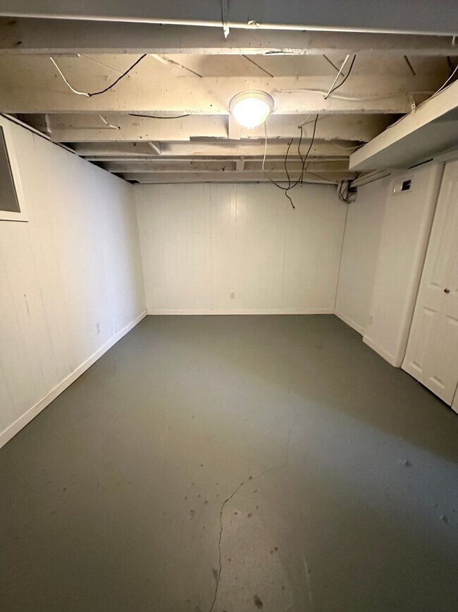 Building Photo - Spacious 4 Bed Home Near Bass Pro with Detached Garage & Fenced Yard